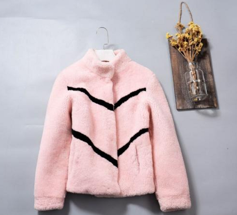 羊羔毛<a href=//sxhpys.com/ target='_blank'>面料</a>的特点有哪些?羊羔毛面料多少钱一米?